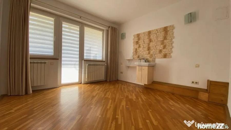 Casă cu 7 camere cu Teren 250 Mp în Nordului