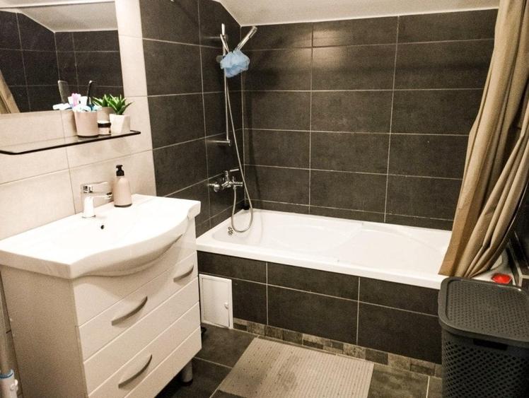 Apartament cu 4 camere semidecomandat, mobilat în Florești
