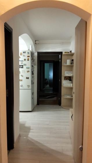 Apartament cu 3 camere semidecomandat, mobilat în Lipovei