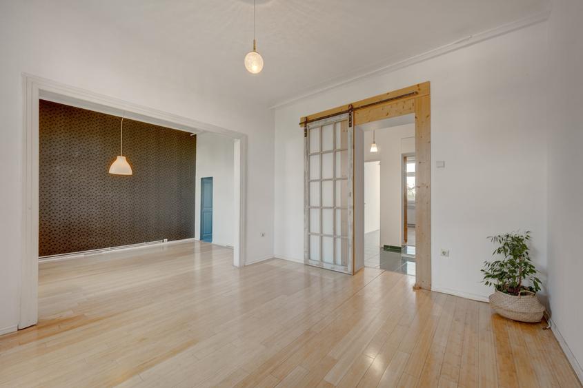 Apartament cu 3 camere semidecomandat în Eminescu