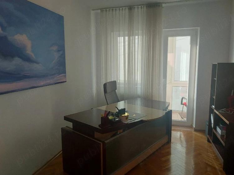 Apartament cu 4 camere decomandat în Central