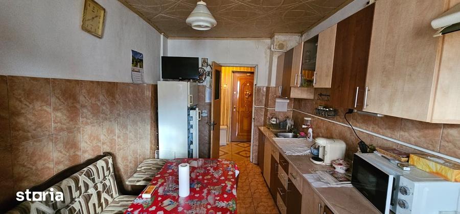Apartament cu 3 camere decomandat în Sud