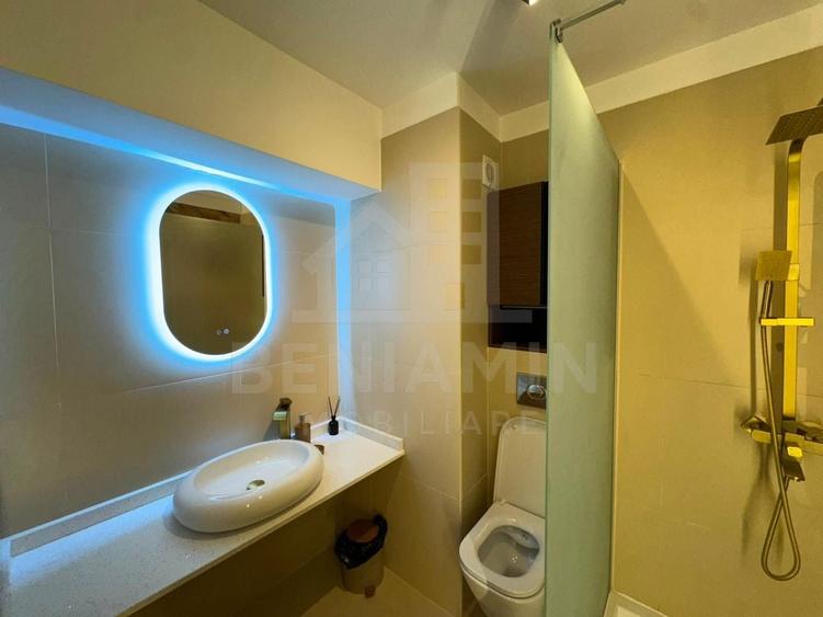 Apartament cu 3 camere semidecomandat în Rovine