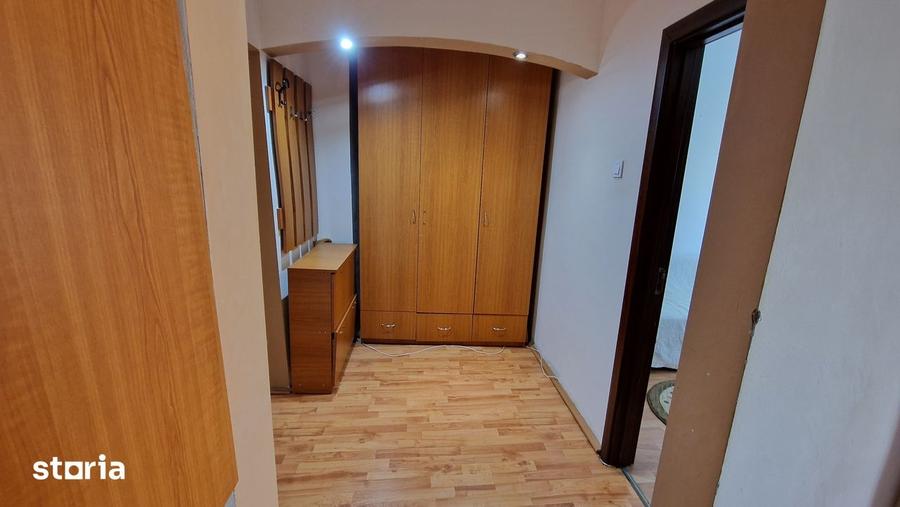 Apartament cu 3 camere în Craiovița Nouă