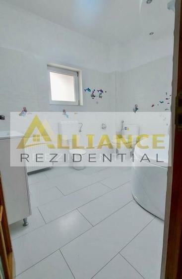 Casă cu 5 camere cu Teren 449 Mp în Apărătorii Patriei