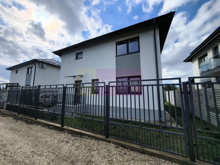 Casă individuală cu 4 camere cu Canalizare în Est