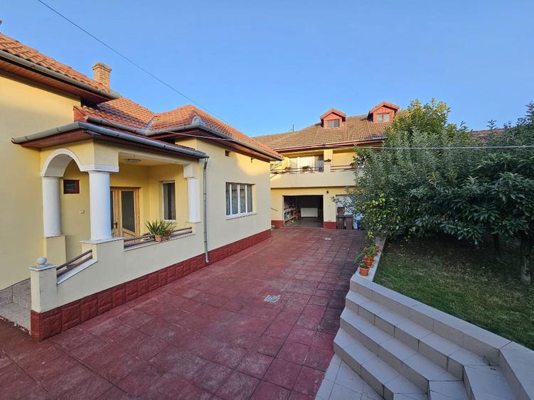Casă cu 5 camere cu Teren 978 Mp în Central
