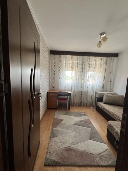 Apartament cu 3 camere semidecomandat în Satu Nou