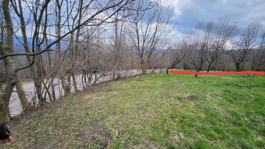 Teren de 4400 mp, în Vatra Satului