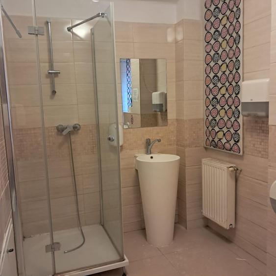 Casă individuală cu 12 camere cu Canalizare în P-ța Muncii