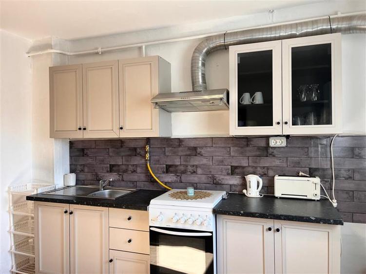 Apartament cu 2 camere semidecomandat, mobilat în Central