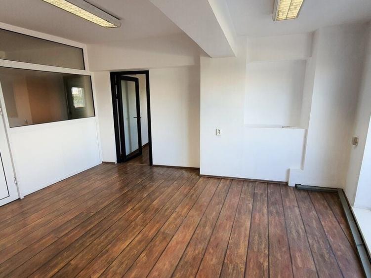 Birou, de 1,100 mp, în P-ța Unirii