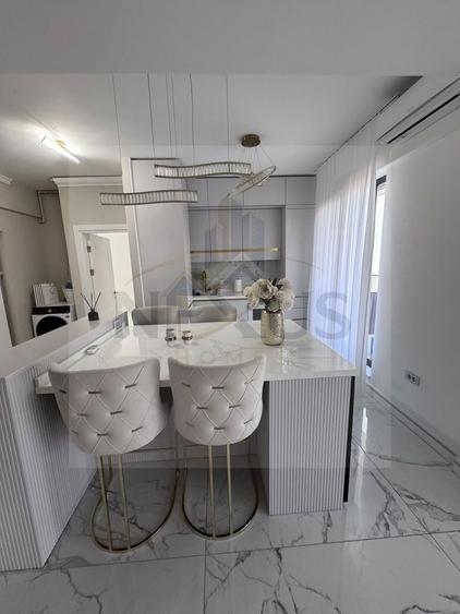 Apartament cu 3 camere semidecomandat, mobilat în Apărătorii Patriei