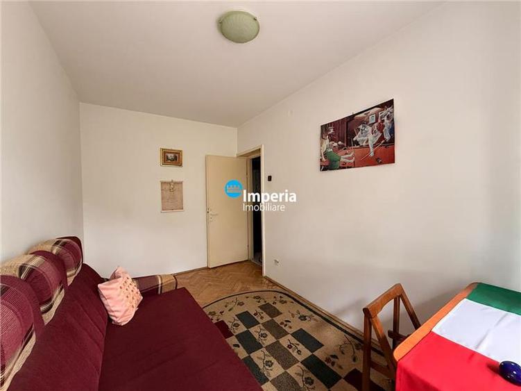 Apartament cu 3 camere semidecomandat în Tătărași