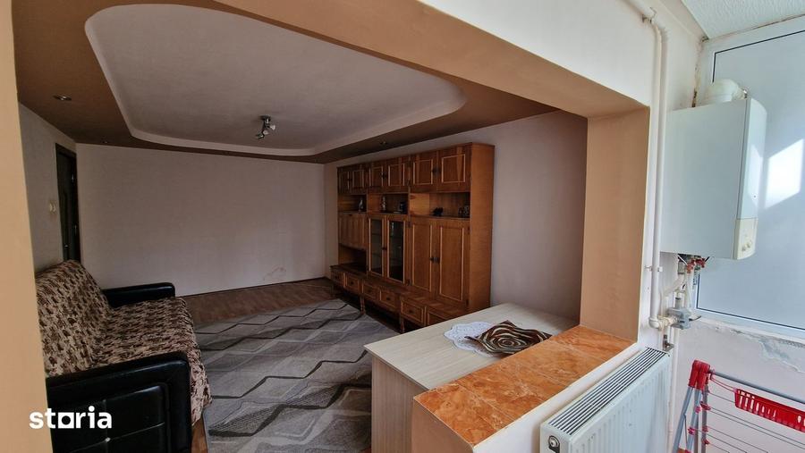 Apartament cu 3 camere în Craiovița Nouă