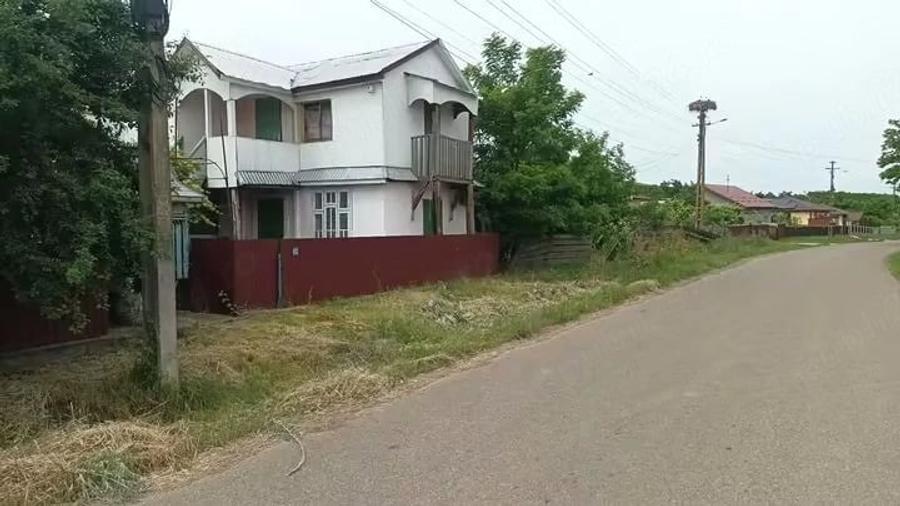 Casă cu Teren 2300 Mp în Central