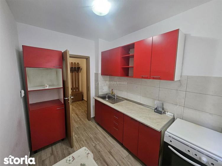 Apartament cu 3 camere decomandat în Tei