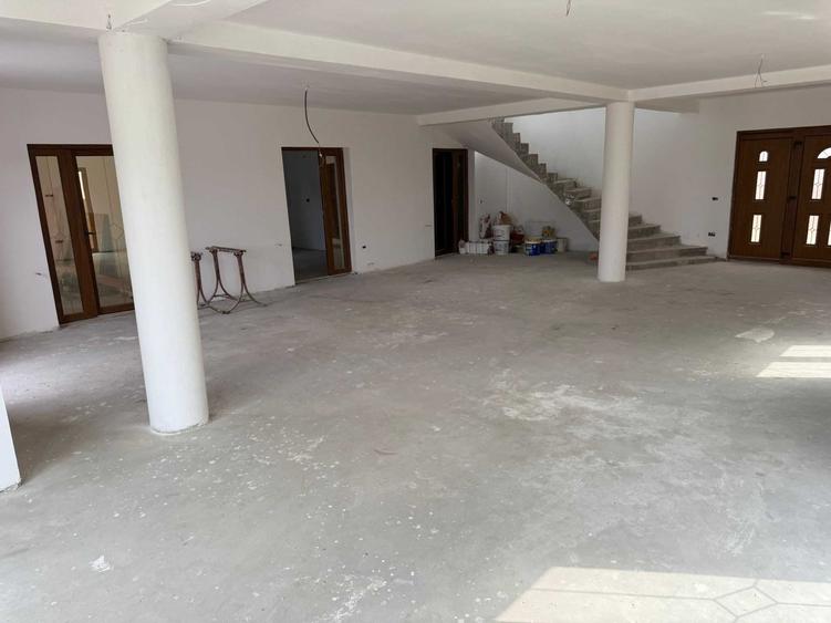 Casă cu 4 camere cu Teren 270 Mp în Central
