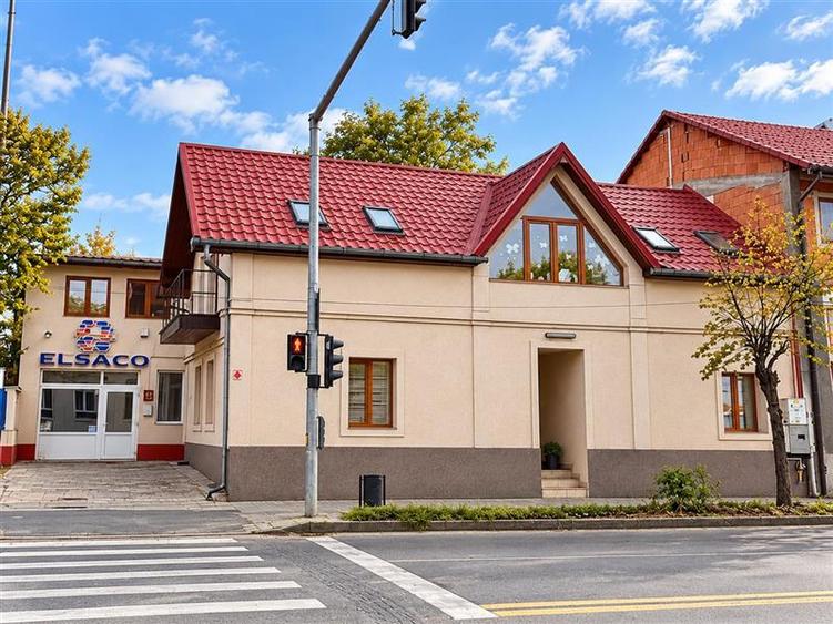 Casă cu 12 camere cu Teren 241 Mp în Semicentral