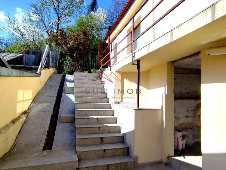 Casă individuală cu 5 camere cu Canalizare în Central