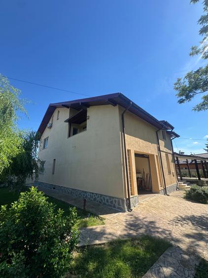 Casă cu 8 camere cu Garaj în Poienarii Burchii