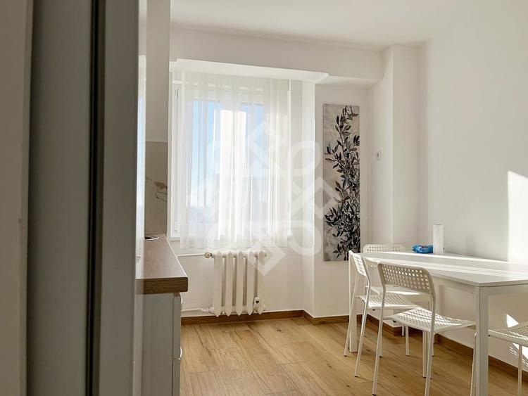 Apartament cu 4 camere semidecomandat, mobilat în Ultracentral