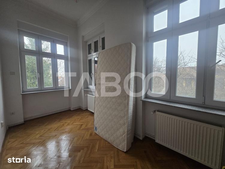 Apartament cu 3 camere semidecomandat în Central
