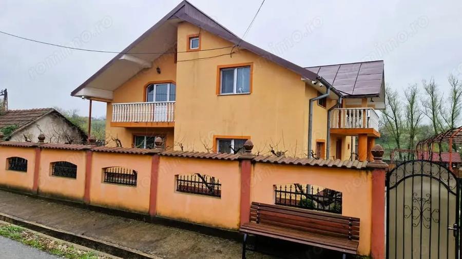Casă cu 5 camere cu Teren 1500 Mp în Turia