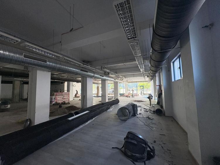 Spațiu comercial, de 800 mp, în Podu Roș