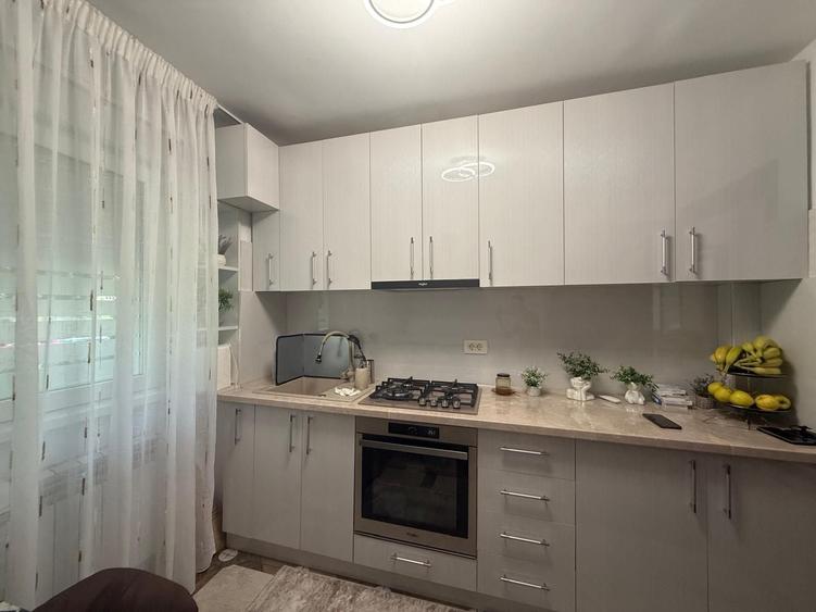 Apartament cu 3 camere semidecomandat în Central