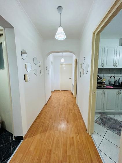 Apartament cu 3 camere decomandat, mobilat în Calea Moroieni