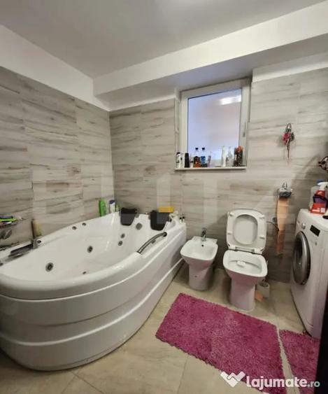 Casă cu 9 camere cu Teren 1500 Mp în Criș