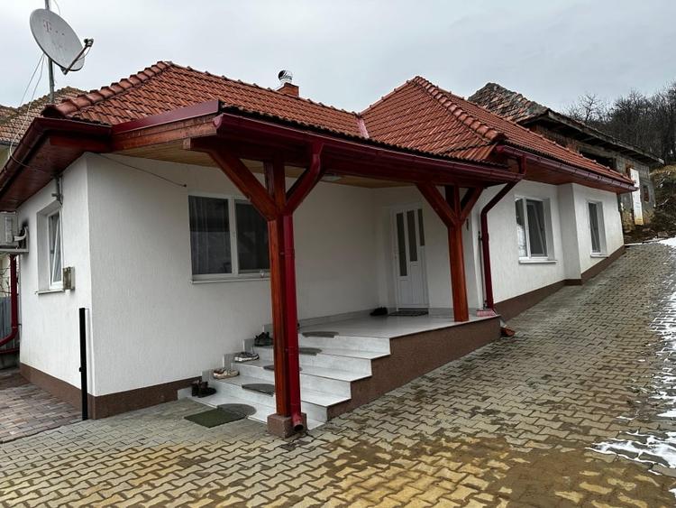 Casă individuală cu 2 camere cu Teren 1000 Mp în Vâlcele