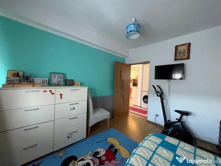 Apartament cu 3 camere semidecomandat în Florești