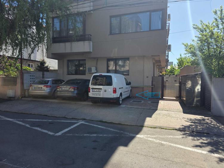 Apartament cu 3 camere semidecomandat în Bucureștii Noi