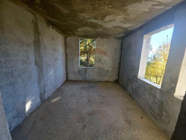 Casă individuală cu 5 camere cu Teren 2700 Mp în Alexandru cel Bun
