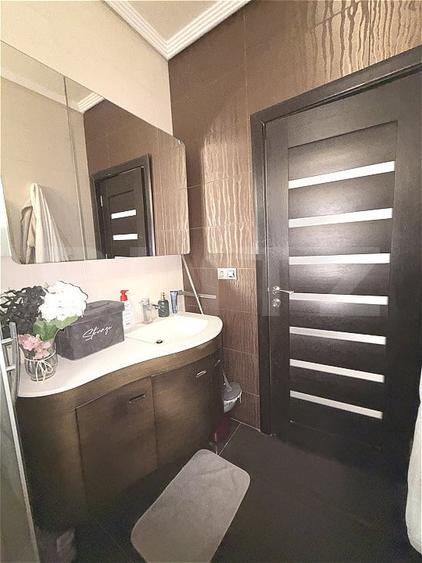 Apartament cu 3 camere semidecomandat, mobilat în Florești