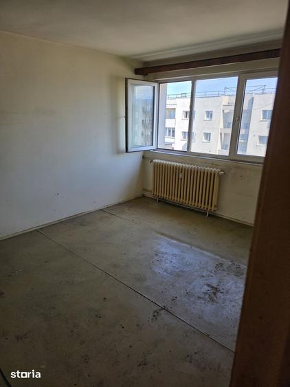 Apartament cu 3 camere semidecomandat în Titan