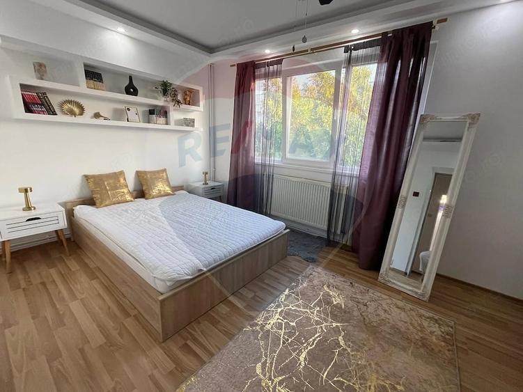 Apartament cu 2 camere semidecomandat în Podul de Piatră
