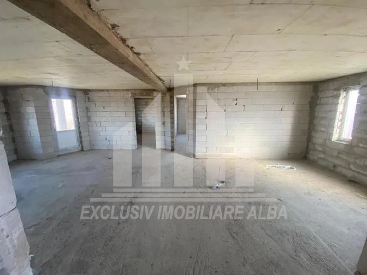 Casă individuală cu 8 camere cu Canalizare în Micești
