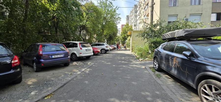 Apartament cu 3 camere semidecomandat în Circumvalațiunii