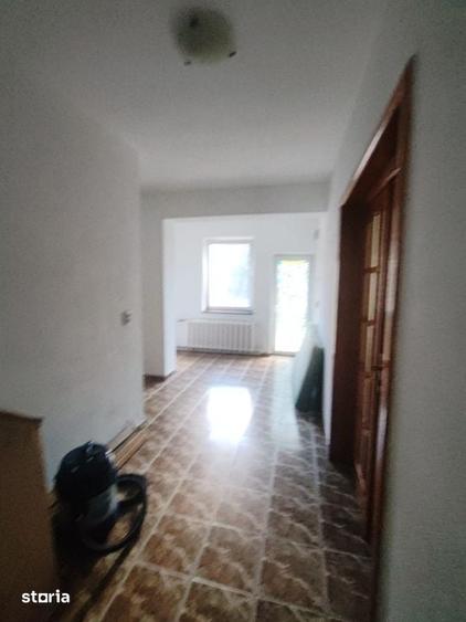 Casă cu 10 camere cu Teren 700 Mp în Valea Roșie