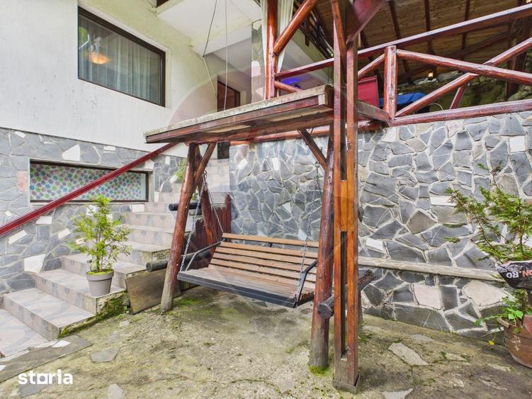 Casă cu 9 camere cu Teren 341 Mp în Dâmbovicioara