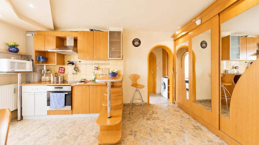Apartament cu 2 camere semidecomandat, mobilat în Intim