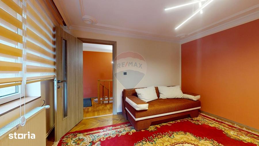 Casă cu 9 camere cu Teren 335 Mp în Valea Cerbului