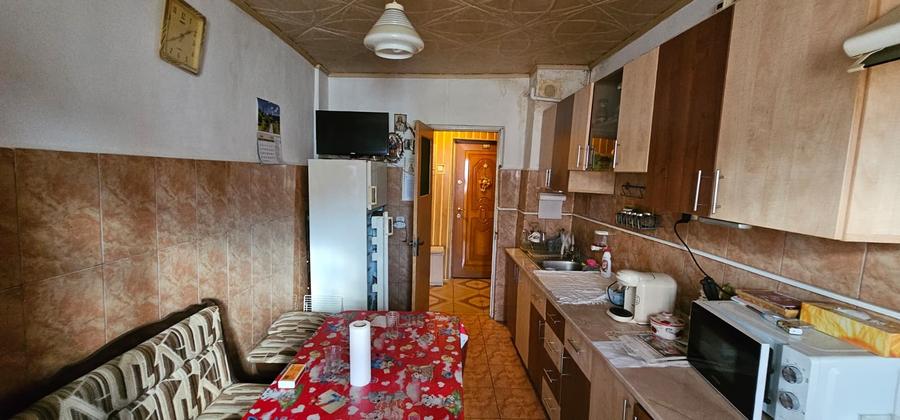 Apartament cu 3 camere decomandat, mobilat în Moinești