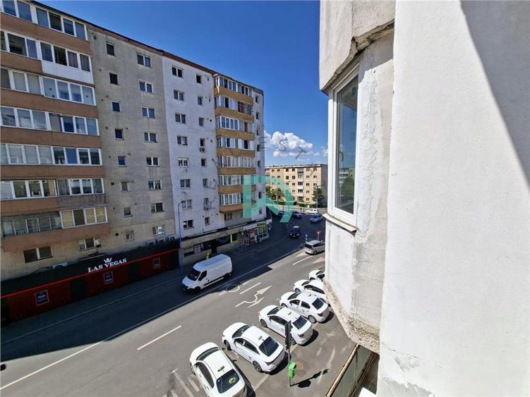 Apartament cu 3 camere semidecomandat în Tractorul