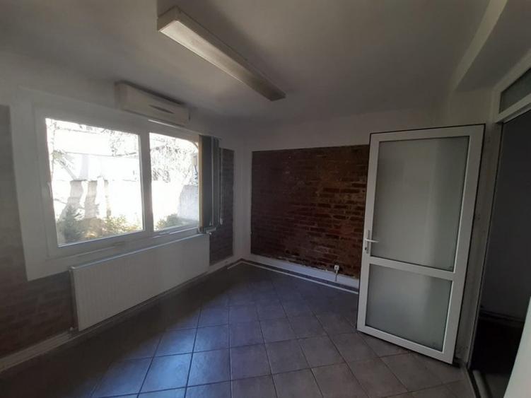 Casă cu 5 camere cu Teren 100 Mp în Vatra Luminoasă