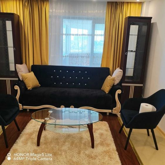 Apartament cu 3 camere decomandat în Palazu Mare