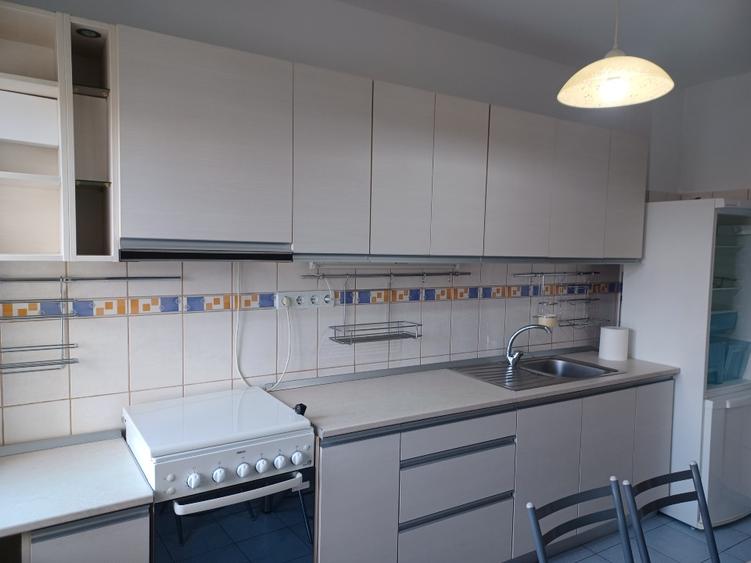 Apartament cu 3 camere semidecomandat în Calea Călărașilor